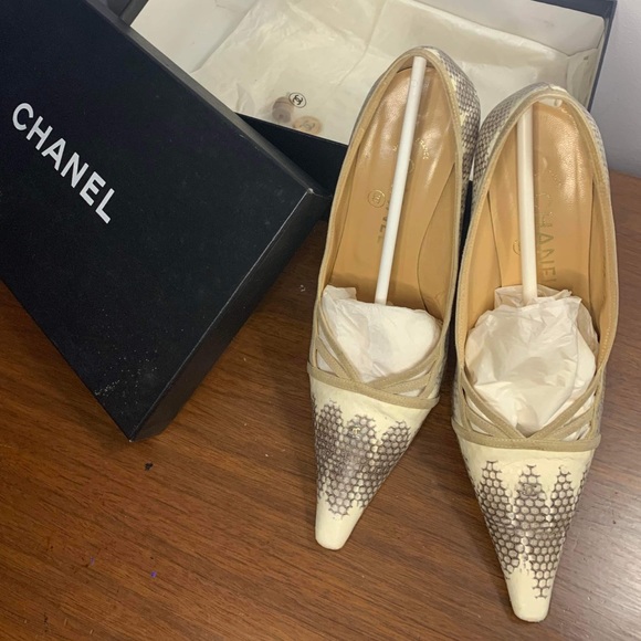 Authentic CHANEL 2 tone pump shoes in snake skin leather - Picture 2 of 14